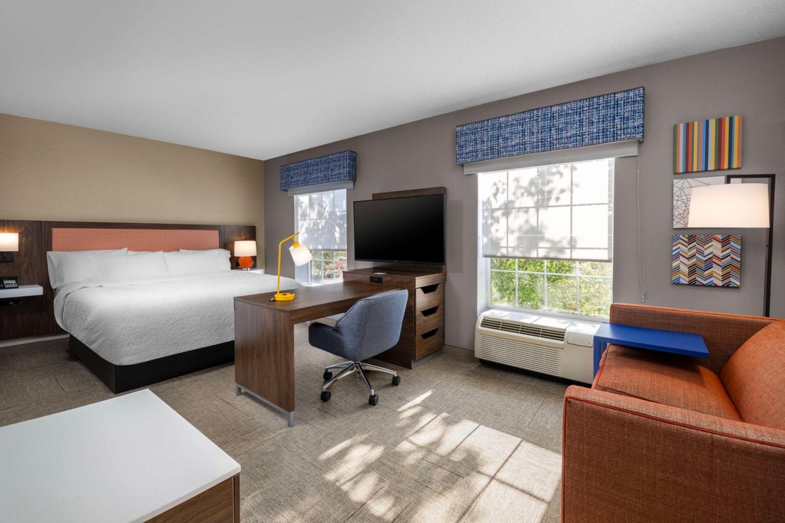 Hampton Inn & Suites State College at Williamsburg Square Main image 1