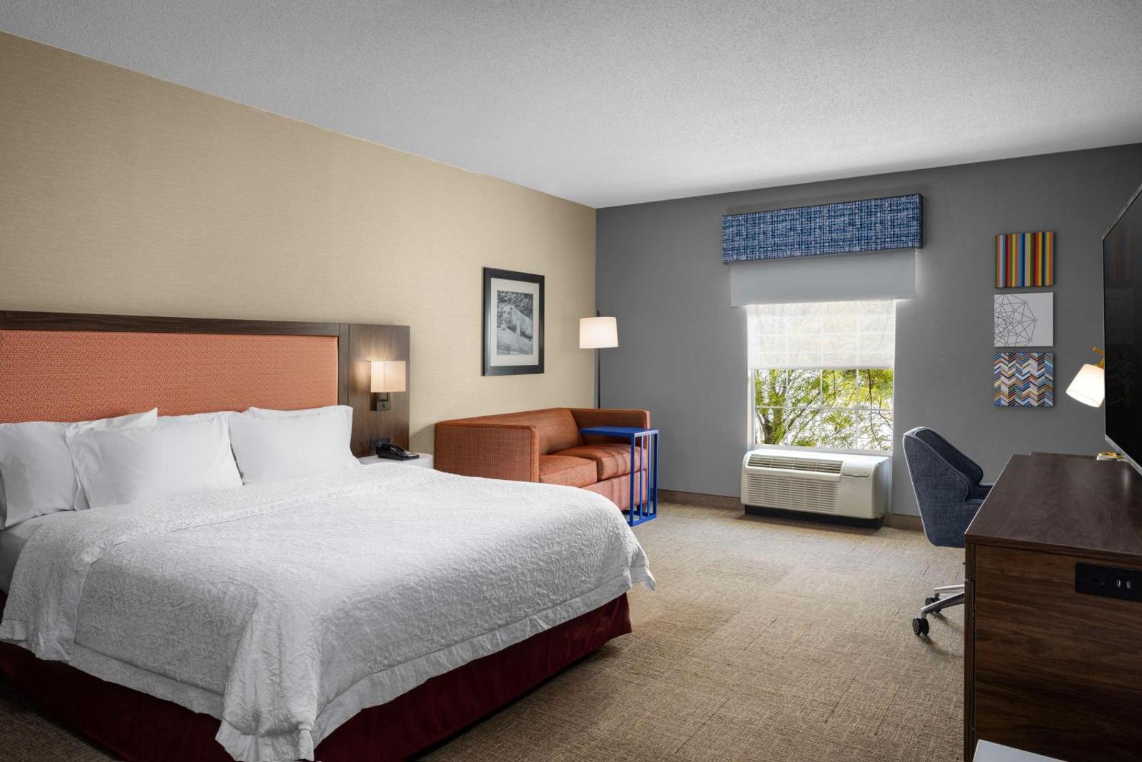 Hampton Inn & Suites State College at Williamsburg Square Main image 2